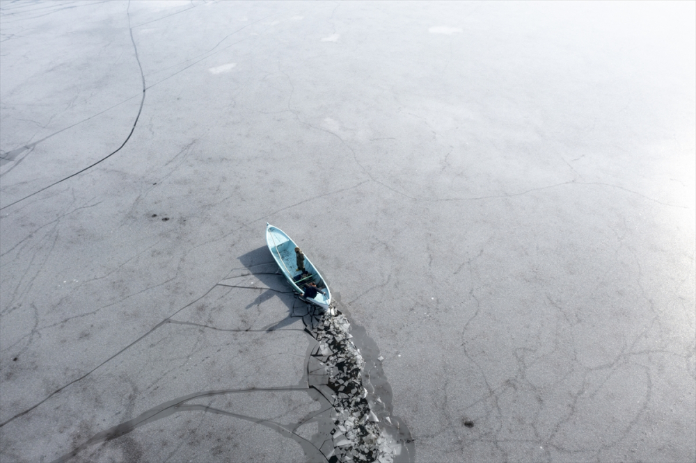 Konya'da tatlı su balıkçıları dondurucu soğukta buzları kırarak avlanıyor 12