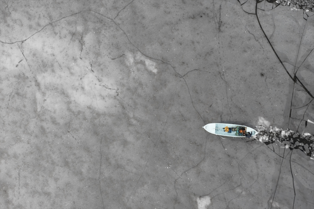 Konya'da tatlı su balıkçıları dondurucu soğukta buzları kırarak avlanıyor 15