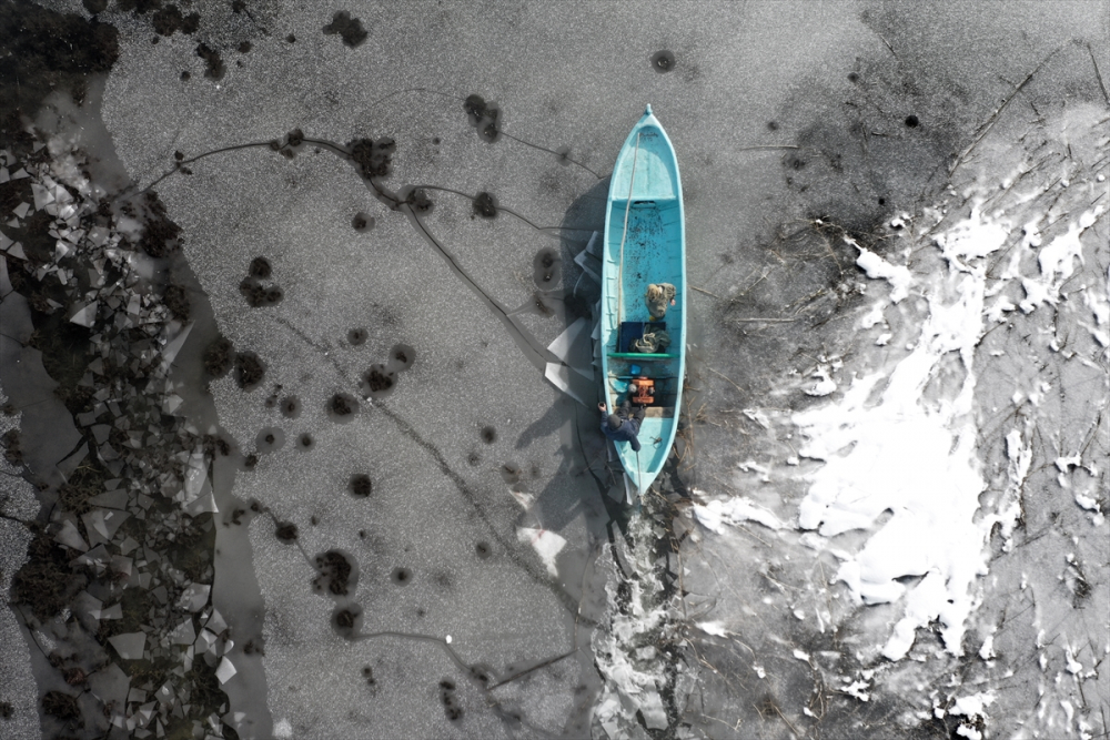 Konya'da tatlı su balıkçıları dondurucu soğukta buzları kırarak avlanıyor 16