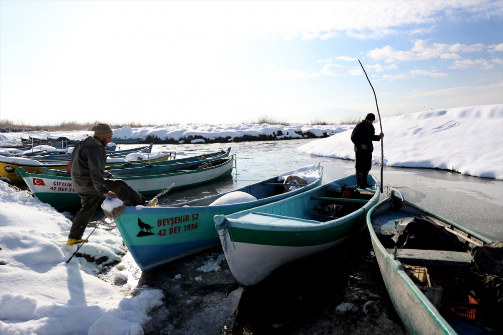 Konya'da tatlı su balıkçıları dondurucu soğukta buzları kırarak avlanıyor 19