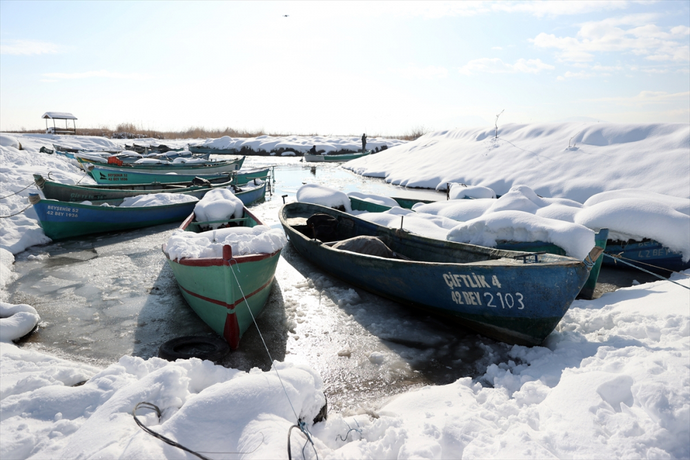Konya'da tatlı su balıkçıları dondurucu soğukta buzları kırarak avlanıyor 20