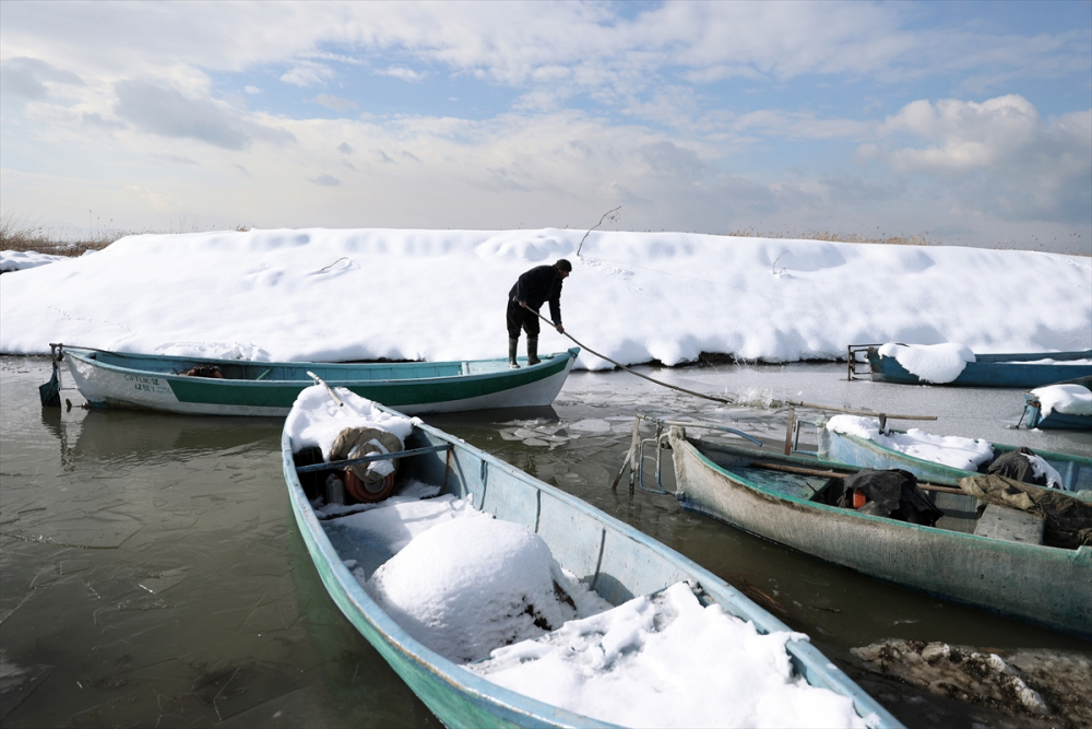Konya'da tatlı su balıkçıları dondurucu soğukta buzları kırarak avlanıyor 21