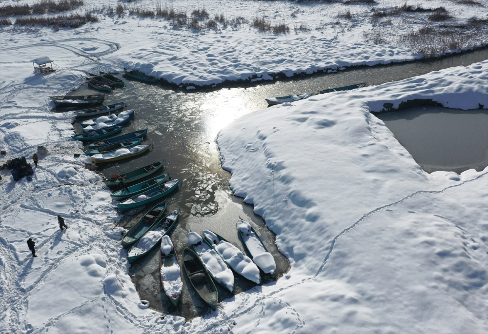 Konya'da tatlı su balıkçıları dondurucu soğukta buzları kırarak avlanıyor 22