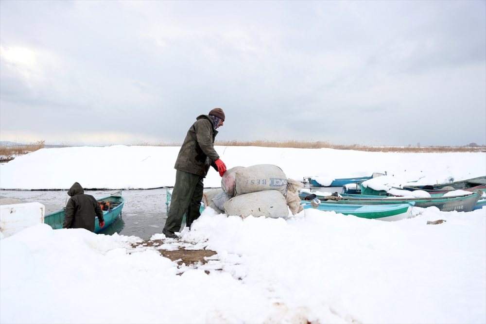 Konya'da tatlı su balıkçıları dondurucu soğukta buzları kırarak avlanıyor 23