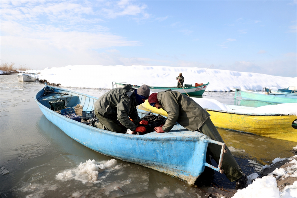 Konya'da tatlı su balıkçıları dondurucu soğukta buzları kırarak avlanıyor 24