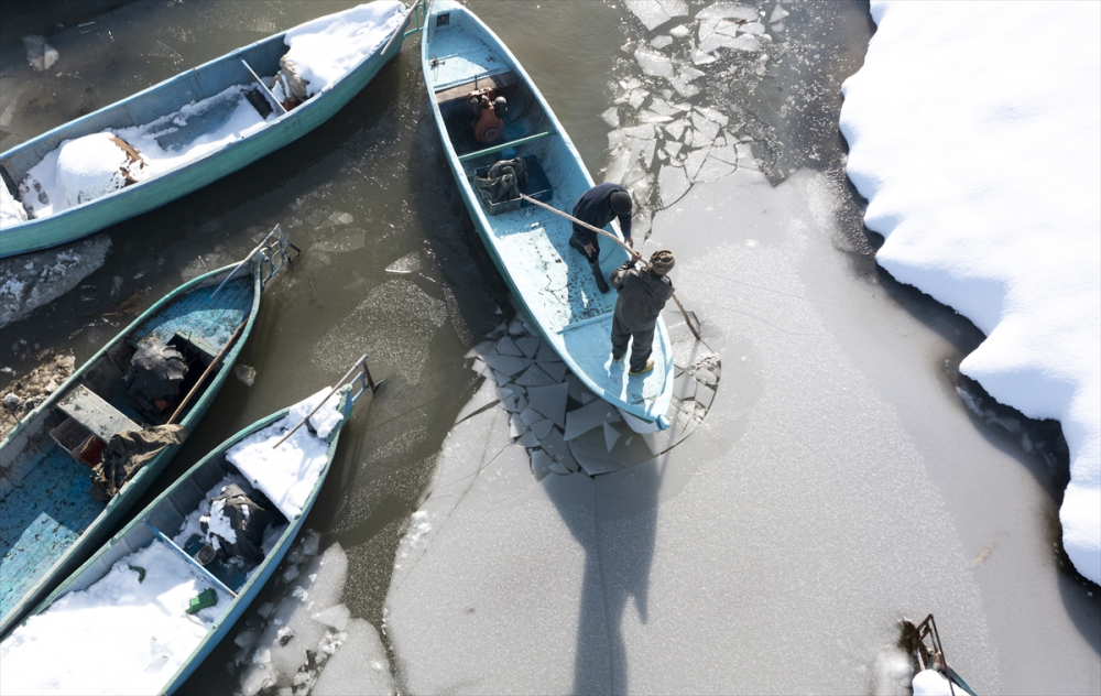 Konya'da tatlı su balıkçıları dondurucu soğukta buzları kırarak avlanıyor 25