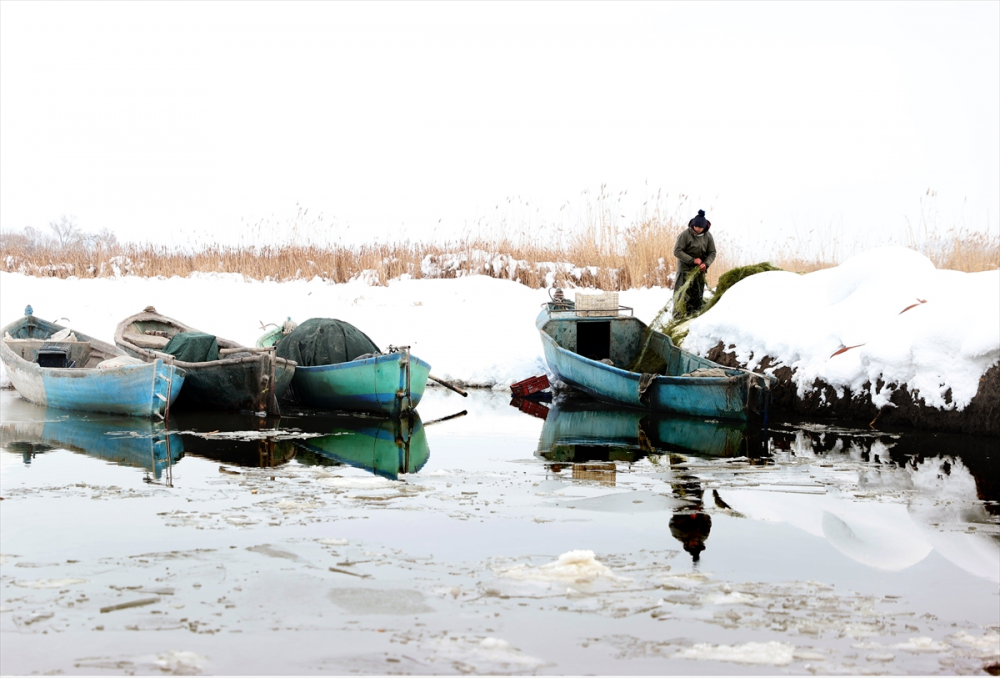 Konya'da tatlı su balıkçıları dondurucu soğukta buzları kırarak avlanıyor 26