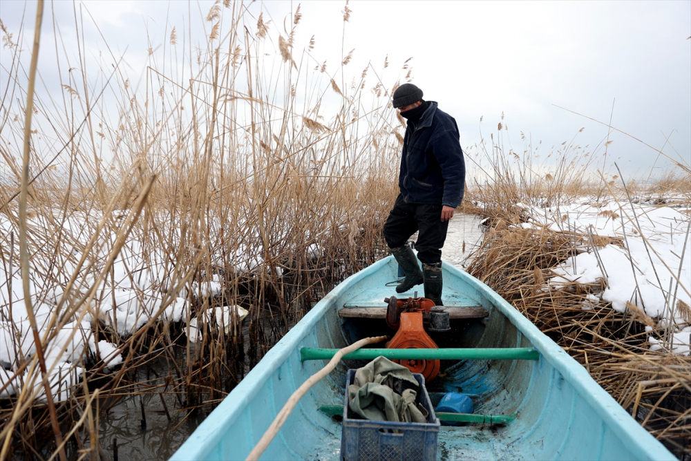 Konya'da tatlı su balıkçıları dondurucu soğukta buzları kırarak avlanıyor 27