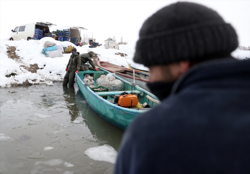 Konya'da tatlı su balıkçıları dondurucu soğukta buzları kırarak avlanıyor 28