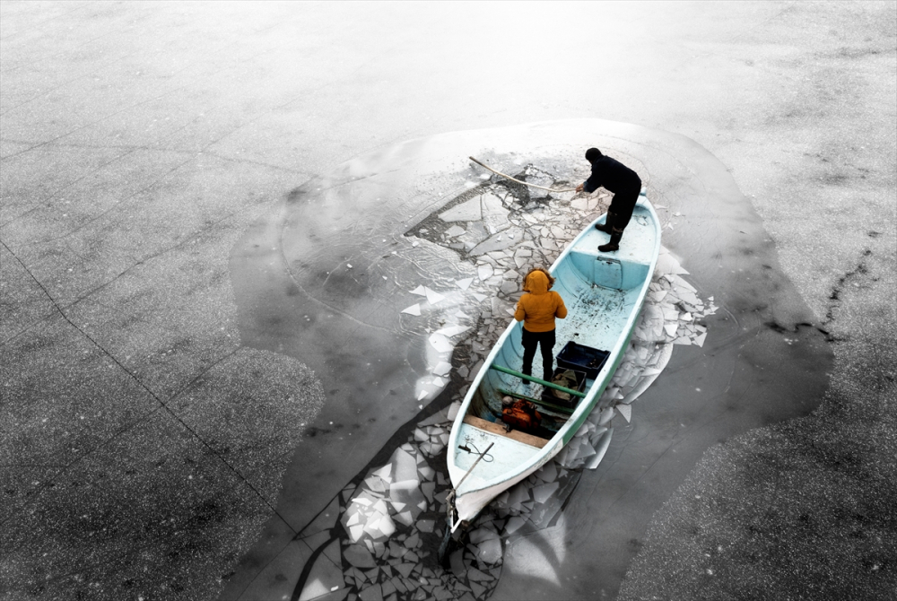 Konya'da tatlı su balıkçıları dondurucu soğukta buzları kırarak avlanıyor 3