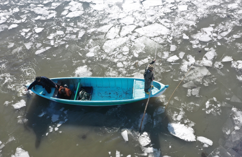 Konya'da tatlı su balıkçıları dondurucu soğukta buzları kırarak avlanıyor 31