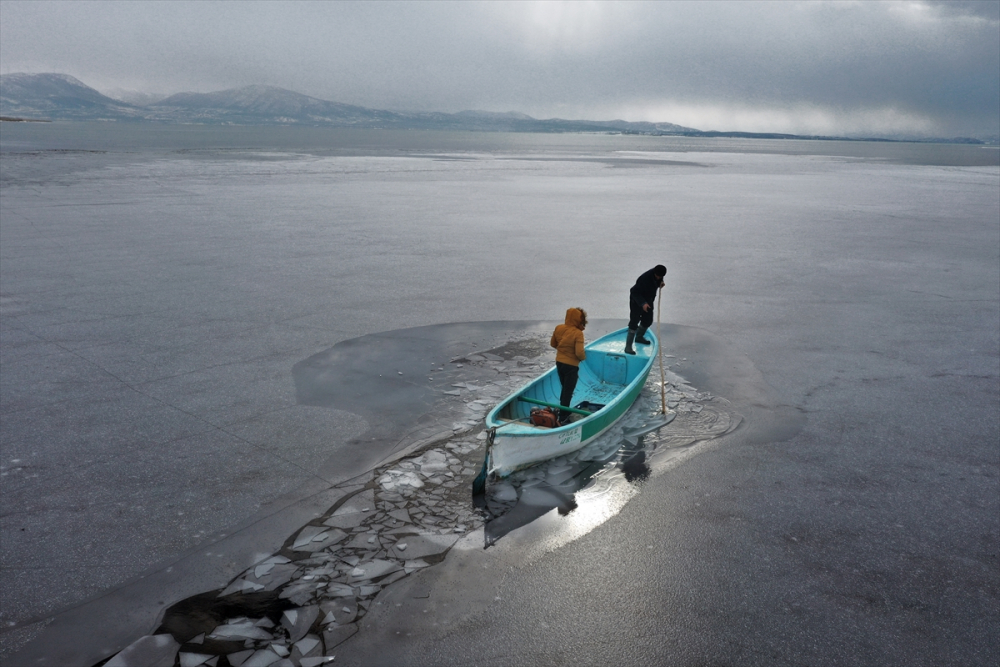 Konya'da tatlı su balıkçıları dondurucu soğukta buzları kırarak avlanıyor 8