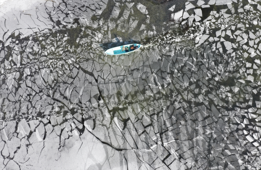 Konya'da tatlı su balıkçıları dondurucu soğukta buzları kırarak avlanıyor 9