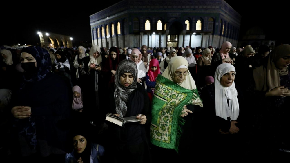 Filistin'de 250 bin Müslüman, Kadir Gecesi için Mescid-i Aksa'ya akın etti 10