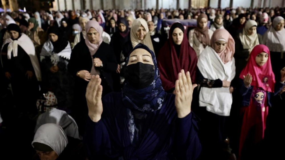 Filistin'de 250 bin Müslüman, Kadir Gecesi için Mescid-i Aksa'ya akın etti 17