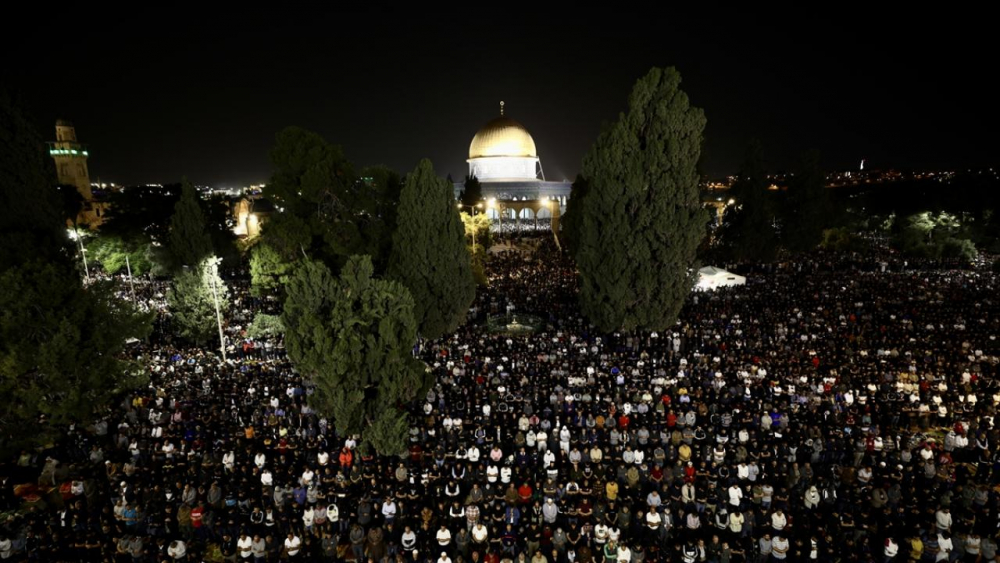 Filistin'de 250 bin Müslüman, Kadir Gecesi için Mescid-i Aksa'ya akın etti 2