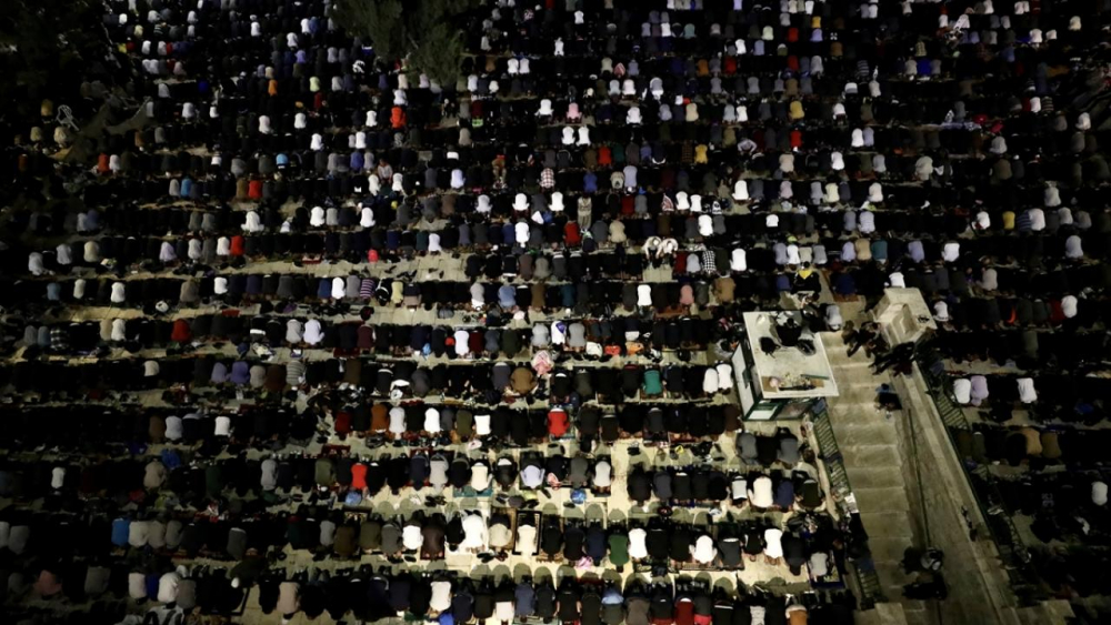 Filistin'de 250 bin Müslüman, Kadir Gecesi için Mescid-i Aksa'ya akın etti 6