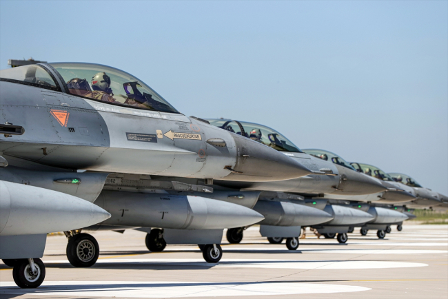 Gündüz "Kartal", gece "Yarasa"… F-16'lar her şartta göreve hazır 9