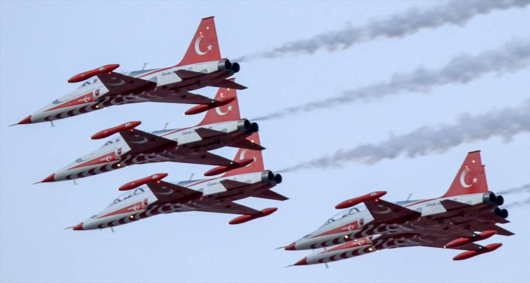 Türk Yıldızlarından muhteşem gösteri uçuşu 14