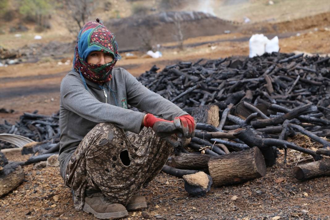 Kilometrelerce uzaktan Konya'ya gelerek ekmeklerini kömürden çıkarıyorlar 13