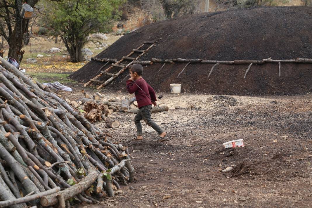 Kilometrelerce uzaktan Konya'ya gelerek ekmeklerini kömürden çıkarıyorlar 14