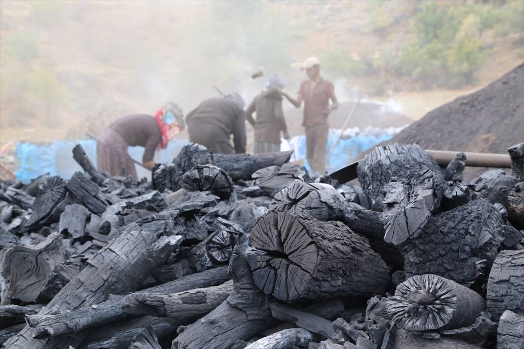 Kilometrelerce uzaktan Konya'ya gelerek ekmeklerini kömürden çıkarıyorlar 7