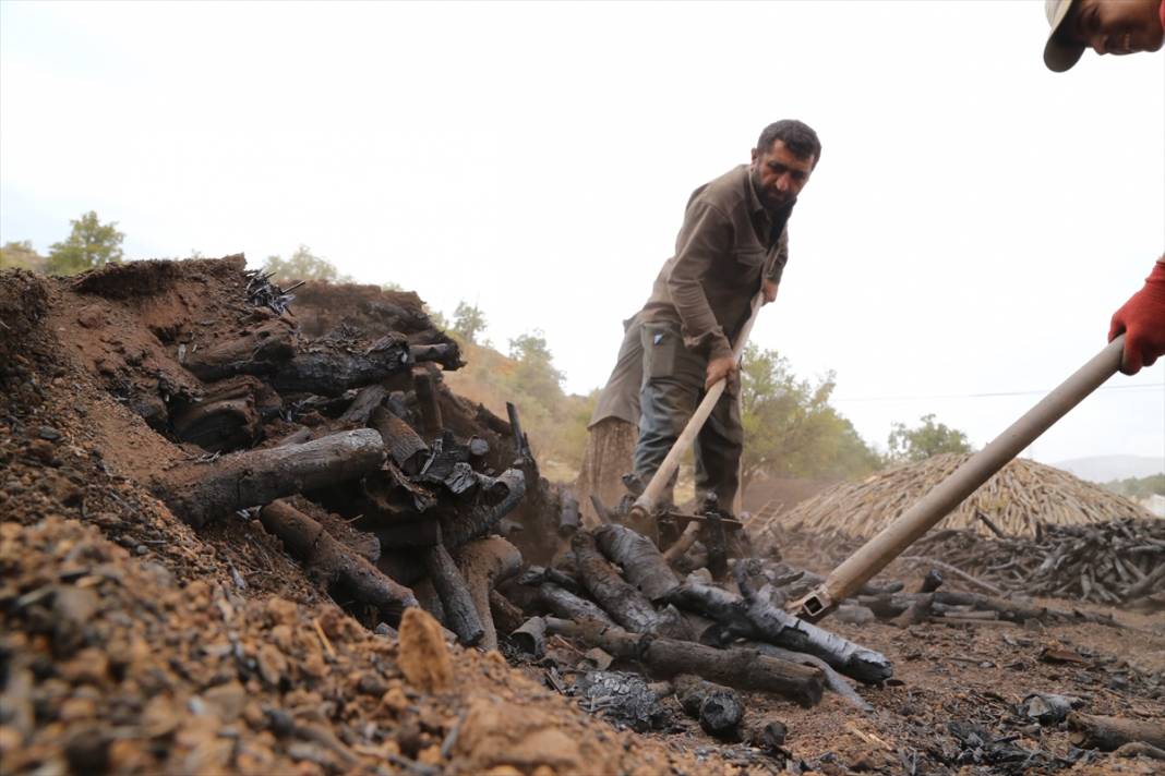 Kilometrelerce uzaktan Konya'ya gelerek ekmeklerini kömürden çıkarıyorlar 9