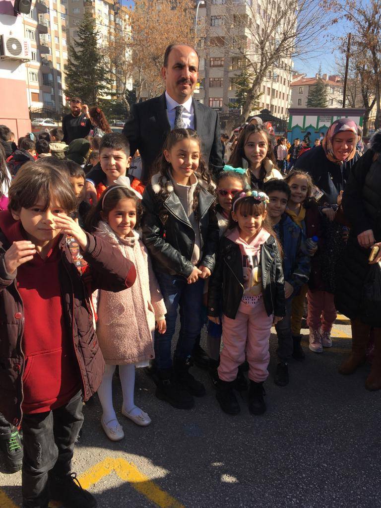 Başkan Altay karne hediyesi dağıtıyor 1