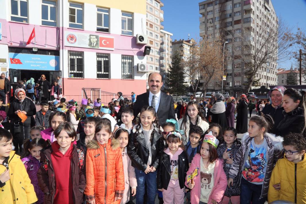 Başkan Altay karne hediyesi dağıtıyor 19