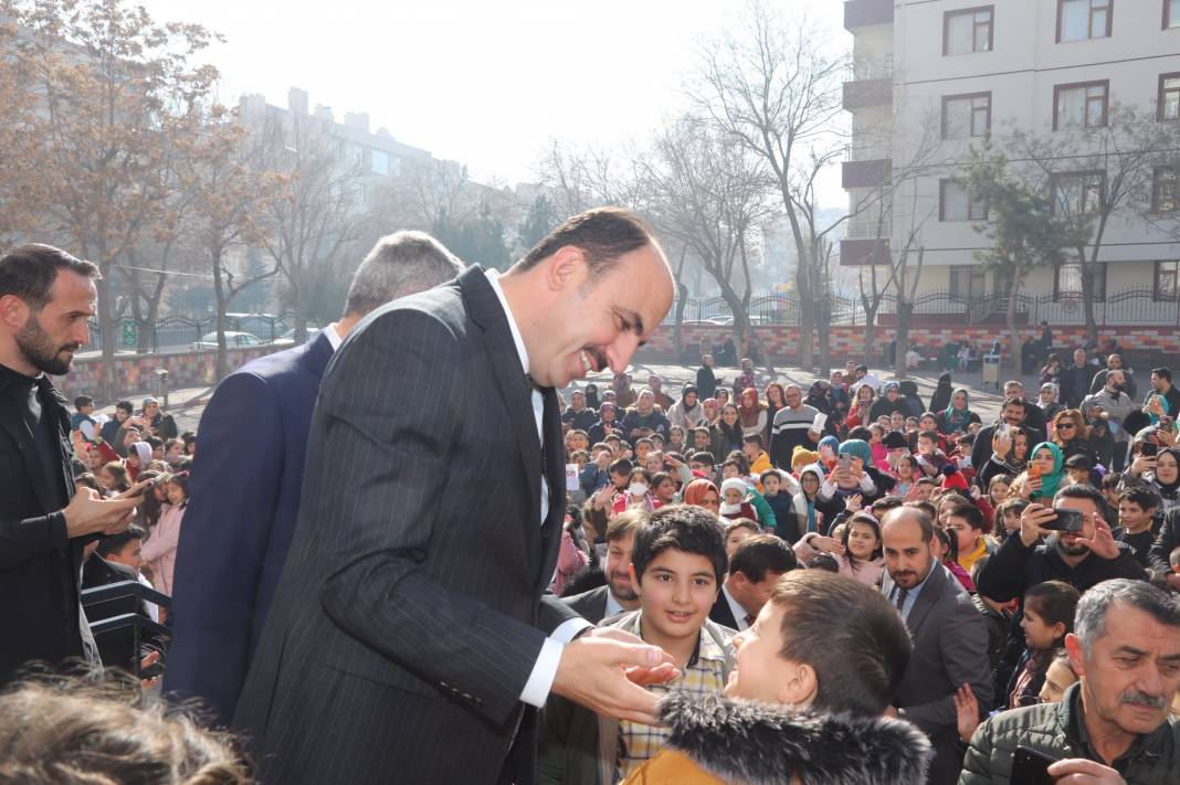 Başkan Altay karne hediyesi dağıtıyor 20