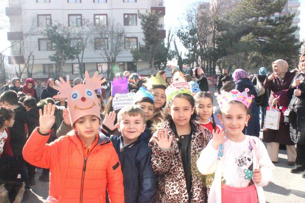 Başkan Altay karne hediyesi dağıtıyor 27