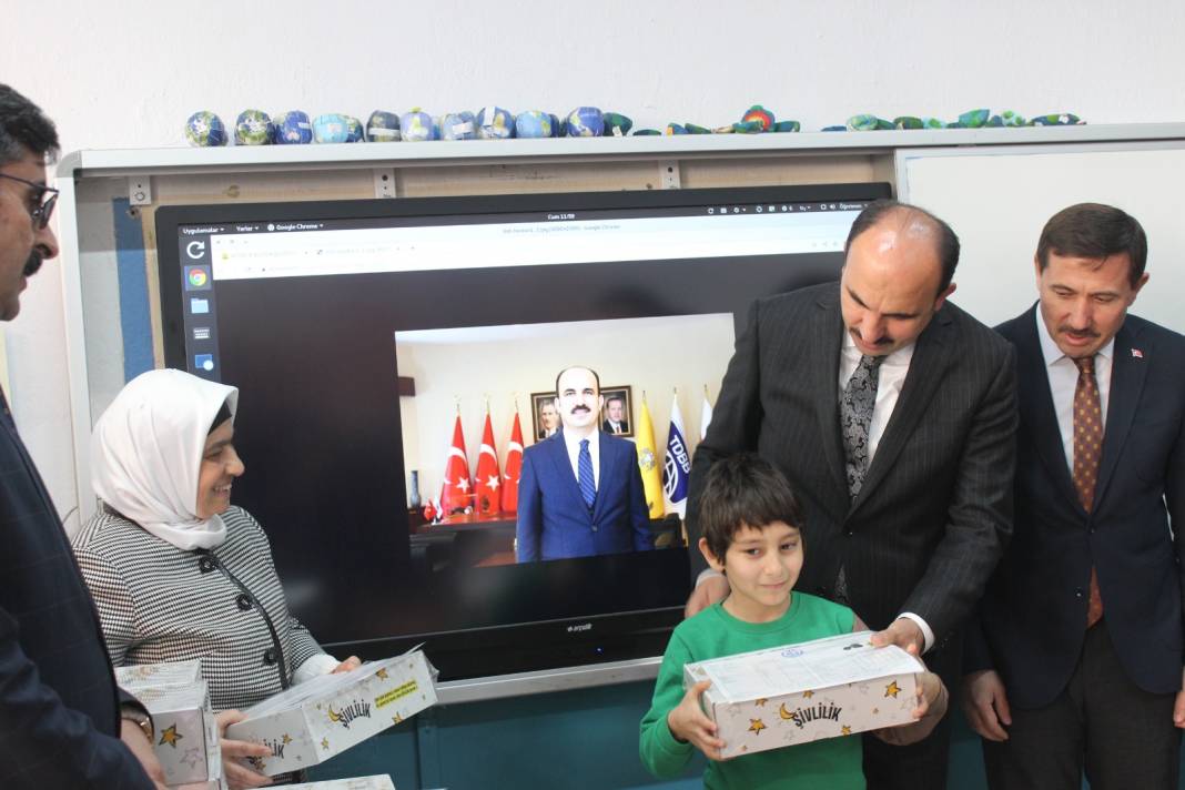 Başkan Altay karne hediyesi dağıtıyor 8