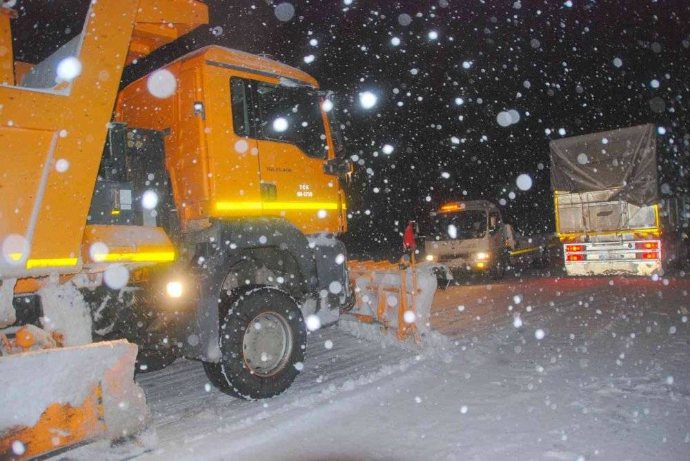 Konya'yı Antalya'ya bağlayan Alacabel mevkiine 20 cm kar yağdı 2