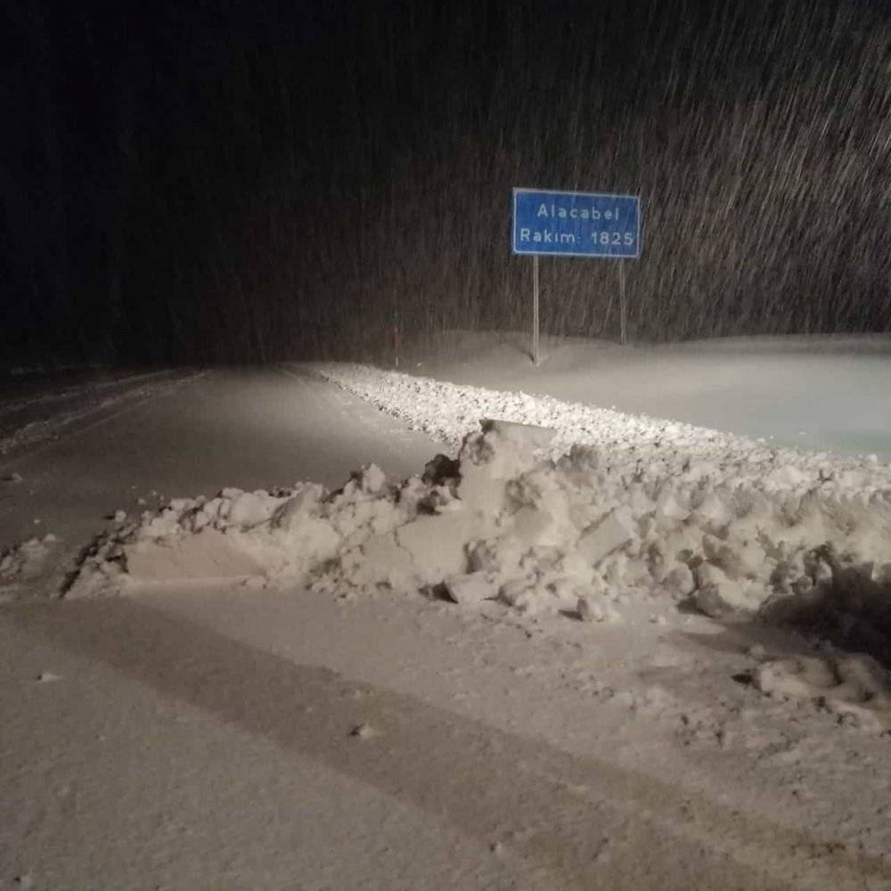 Konya'yı Antalya'ya bağlayan Alacabel mevkiine 20 cm kar yağdı 9