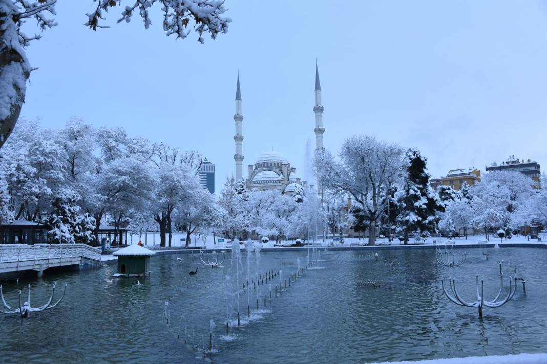Konya'da kar yağışı kenti beyaza bürüdü 1