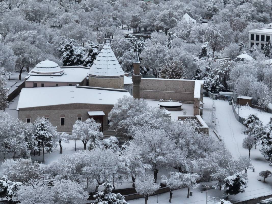 Konya'da kar yağışı kenti beyaza bürüdü 12