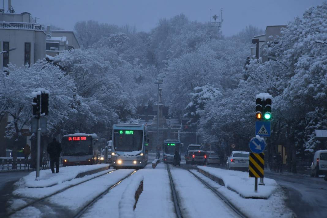 Konya'da kar yağışı kenti beyaza bürüdü 13