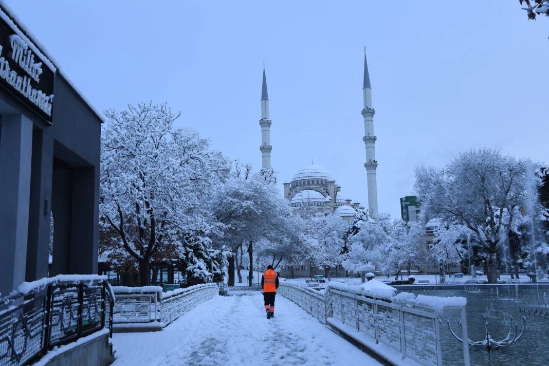 Konya'da kar yağışı kenti beyaza bürüdü 2