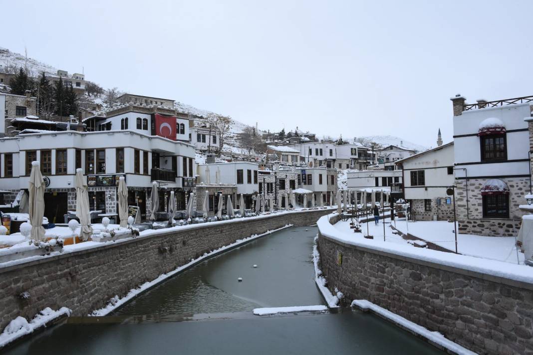Konya'da kar yağışı kenti beyaza bürüdü 23