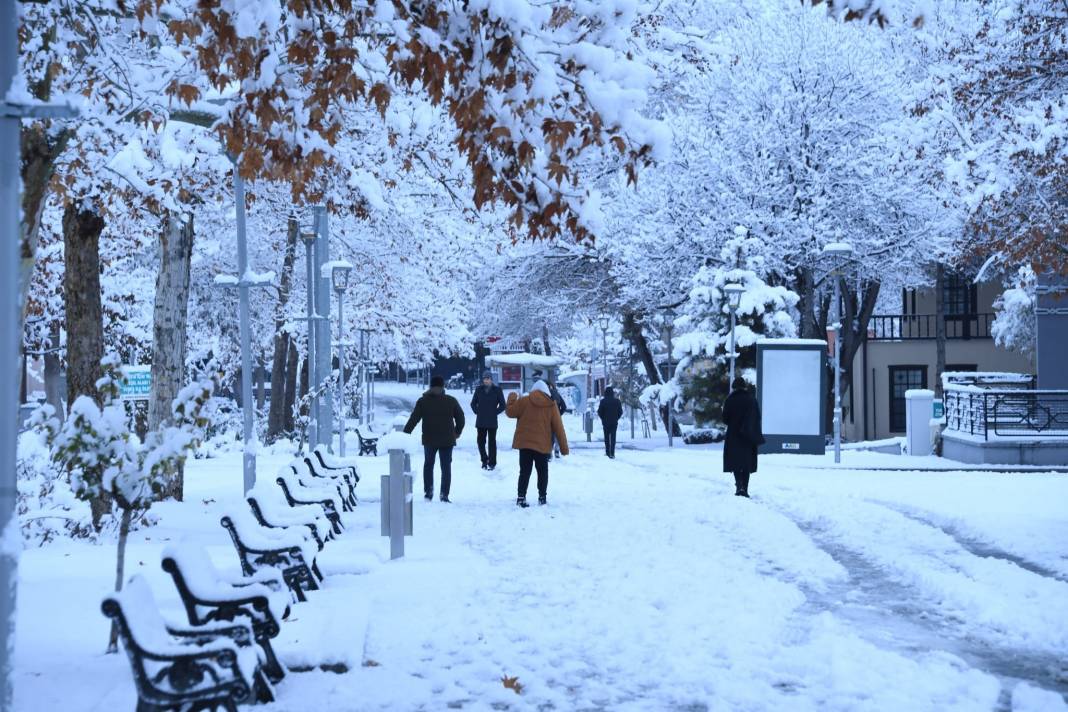 Konya'da kar yağışı kenti beyaza bürüdü 3