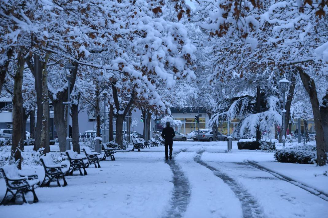 Konya'da kar yağışı kenti beyaza bürüdü 4