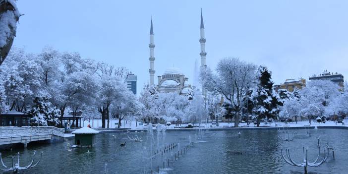 Konya'da kar yağışı kenti beyaza bürüdü