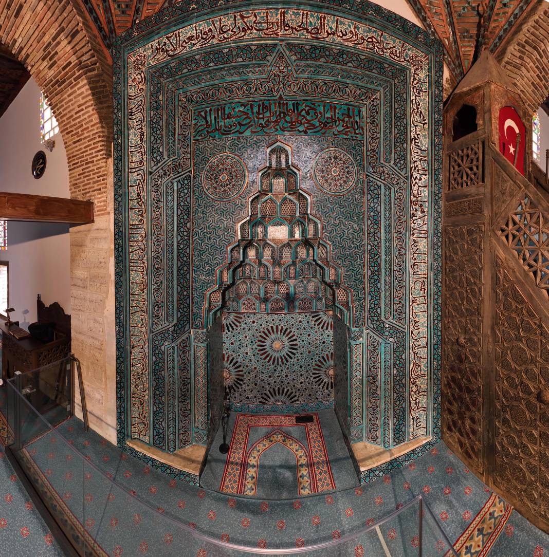 Konya'daki tarihi Eşrefoğlu Camisinden kareler 10
