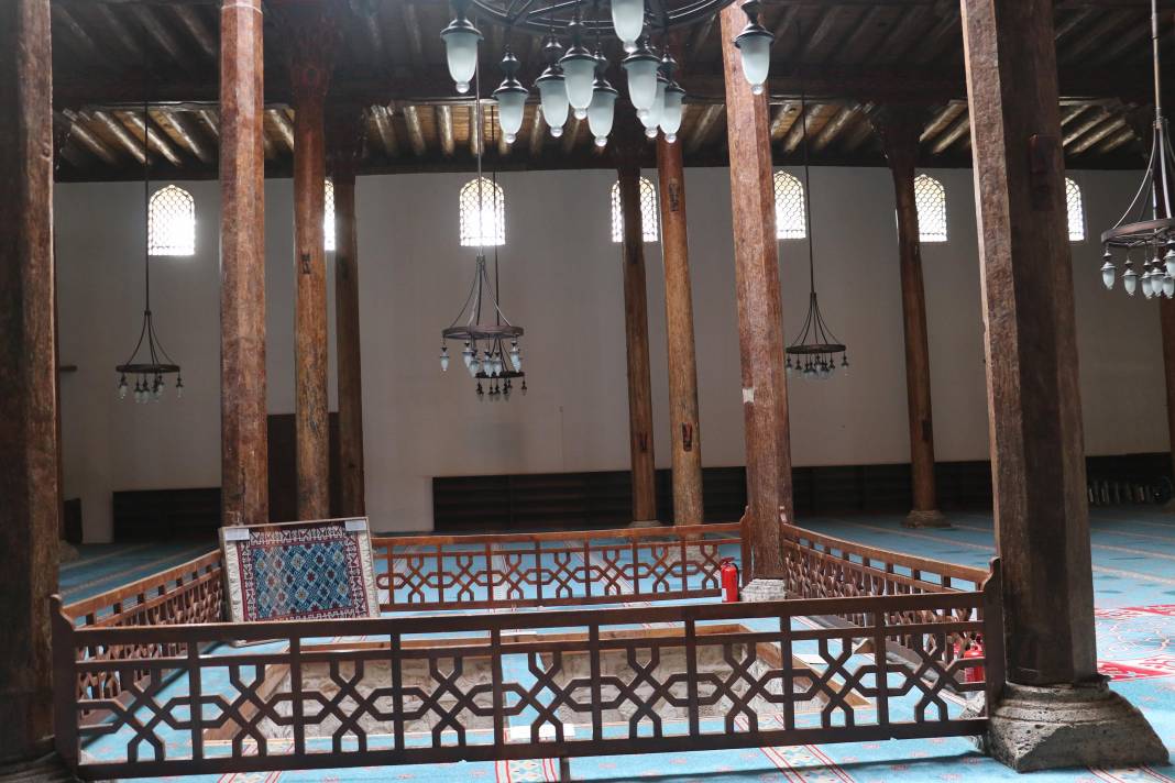 Konya'daki tarihi Eşrefoğlu Camisinden kareler 2