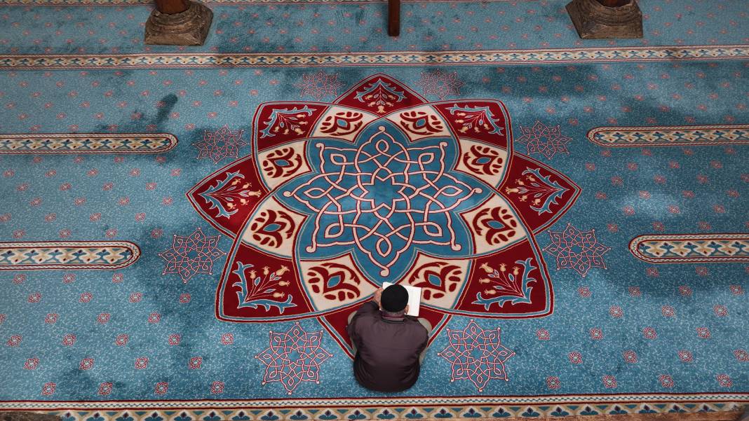 Konya'daki tarihi Eşrefoğlu Camisinden kareler 3