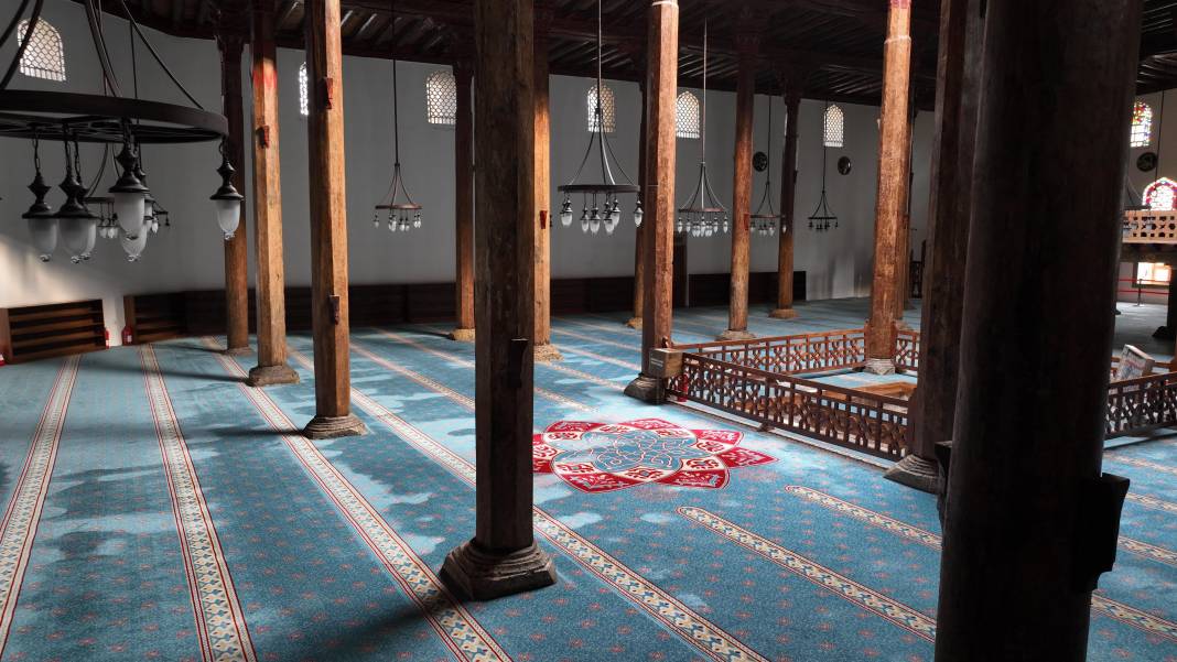 Konya'daki tarihi Eşrefoğlu Camisinden kareler 5
