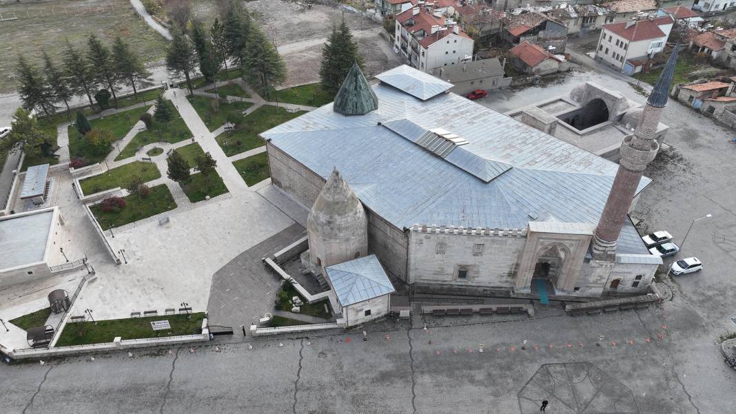 Konya'daki tarihi Eşrefoğlu Camisinden kareler 6