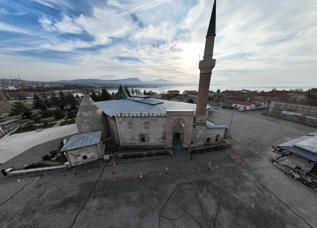 Konya'daki tarihi Eşrefoğlu Camisinden kareler 9