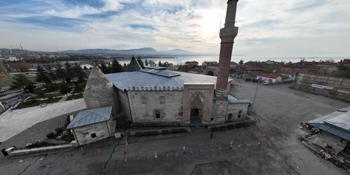 Konya'daki tarihi Eşrefoğlu Camisinden kareler