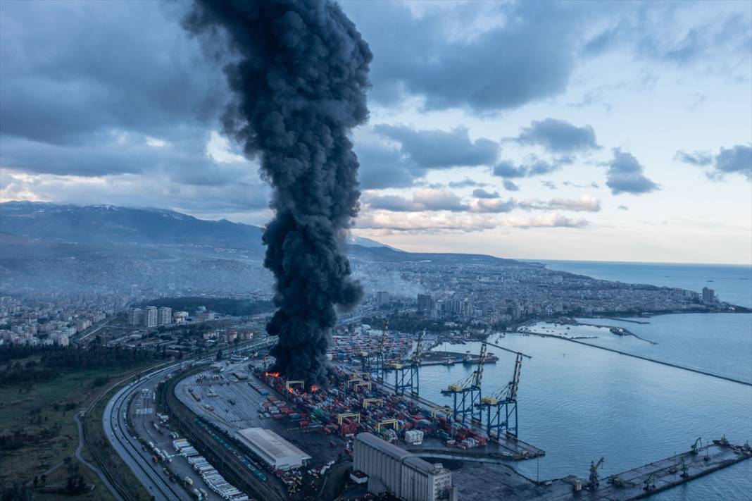 İskenderun Limanı'nda depremde devrilen konteynerlerde çıkan yangın devam ediyor 1